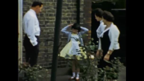 Londýn Velká Británie May 1958 Roztomilé Děti Zahrada Rodinné Vzpomínky — Stock video