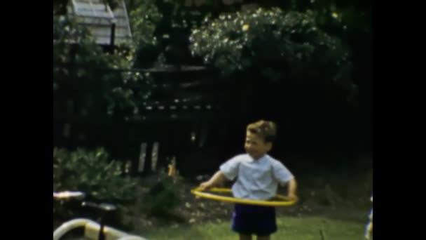 1958年 50年代可爱的儿童花园家庭记忆场景 — 图库视频影像