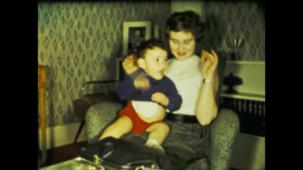 Londyn Wielka Brytania Może 1958 Kryty Dom Scena Wspomnień Rodzinnych — Wideo stockowe