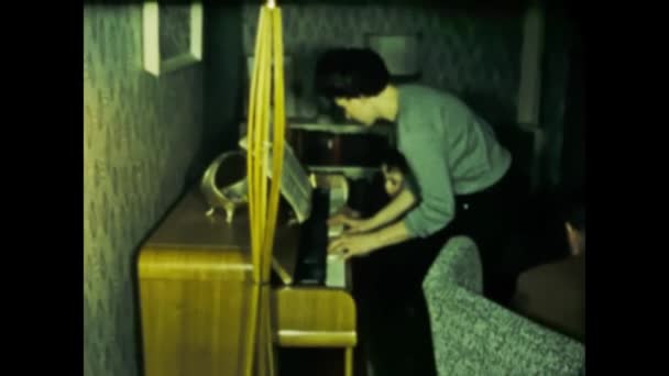 Londres Reino Unido Mayo 1958 Niño Aprende Tocar Piano Casa — Vídeos de Stock