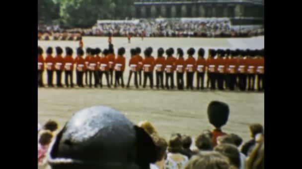 1958年 英国伦敦 50年代英国卫兵展览现场 — 图库视频影像