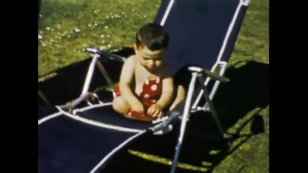 Λονδίνο Ηνωμένο Βασίλειο Μπορεί 1958 Χαριτωμένο Παιδιά Κήπο Οικογενειακή Σκηνή — Αρχείο Βίντεο