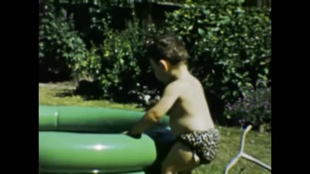英国伦敦 1958年 50年代儿童自行车花园记忆场景 — 图库视频影像