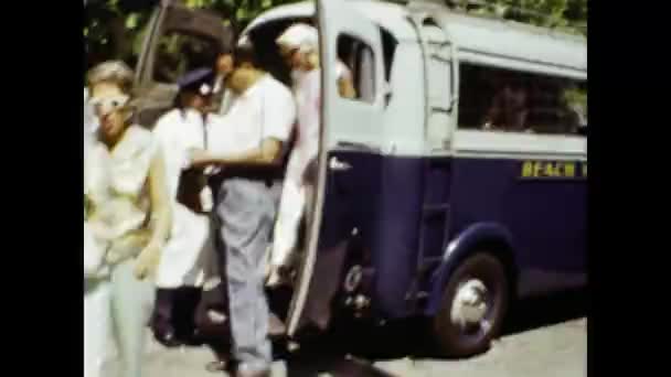 Монако Княжество Монако Июнь 1965 Люди Покидают Сцену Микроавтобуса — стоковое видео