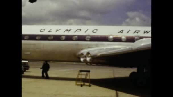 Monaco Vorstendom Monaco Juni 1965 Mensen Stappen Het Vliegtuig Jaren — Stockvideo