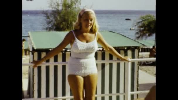 Monako Monacké Knížectví Červen 1965 Žena Bikiny Dovolené Scéně 60S — Stock video