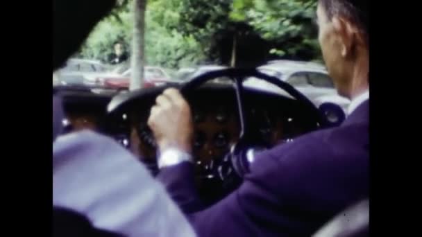 Монако Княжество Монако Июнь 1965 Человек Водит Классическую Автомобильную Сцену — стоковое видео