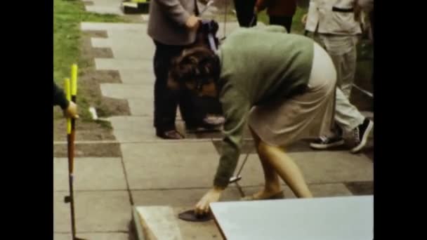 Londra Regno Unito Maggio 1965 Scena Minigolf Famiglie Negli Anni — Video Stock