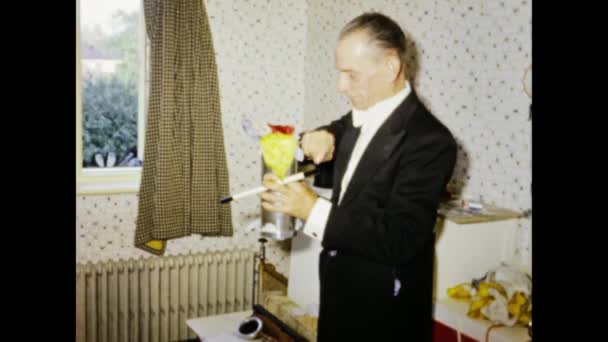 1965年 昭和40年 5月イギリス ロンドン 60歳の誕生日ホームパーティーシーンの魔術師 — ストック動画