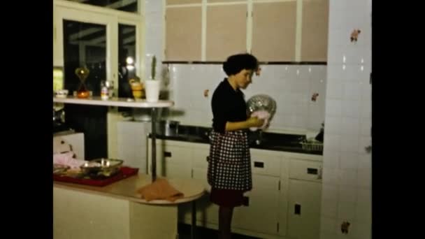 Londra Regno Unito Maggio 1965 Casalinga Lava Scena Dei Piatti — Video Stock