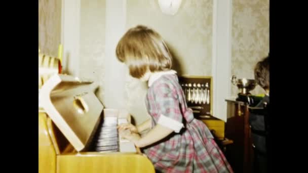 Лондон Велика Британія 1965 Рік Маленька Дівчинка Грає Фортепіано Домашній — стокове відео