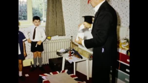 英国伦敦 1965年 60年代儿童生日家庭派对现场的魔术师 — 图库视频影像