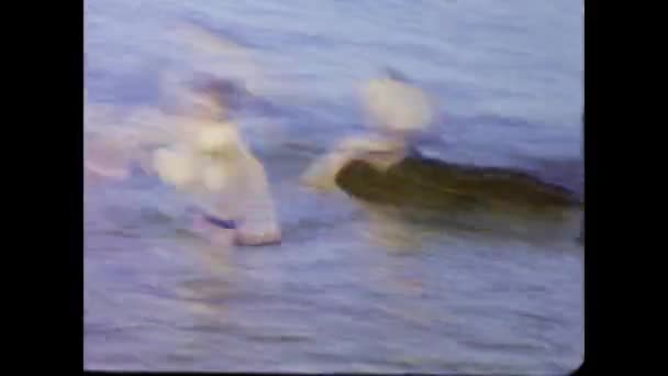 1965年 昭和40年 6月スペイン グラン カナリア島 60歳の子供の海の岩場 — ストック動画