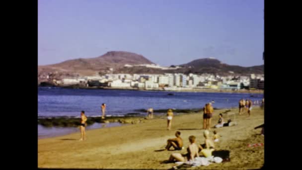 Gran Canaria Hiszpania Czerwiec 1965 Plaża Kanaryjska Pełna Ludzi Latach — Wideo stockowe