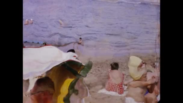 Гран Канария Испания Июнь 1965 Детский Отдых Пляже Старые Воспоминания — стоковое видео