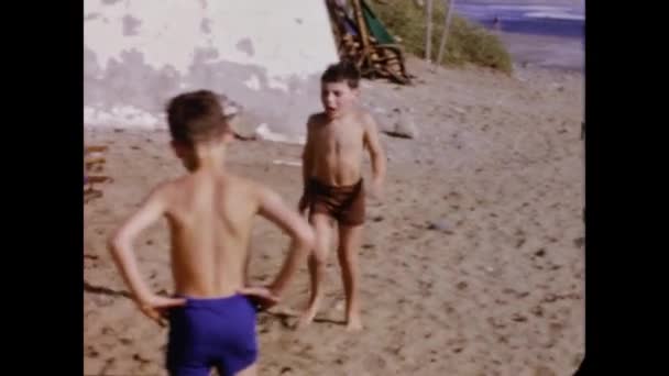 1965年 昭和40年 6月スペイン グラン カナリア島 子供のビーチバケーション — ストック動画
