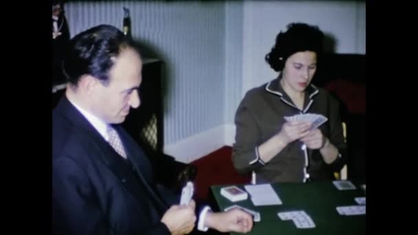 英国骑士桥 Knightsbridge United Kingdom 50年代人们在客厅里玩牌 — 图库视频影像