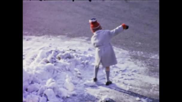 Knightsbridge Birleşik Krallık Mayıs 1959 Lerde Sahnesinin Kaldırımlarına Kar Küremek — Stok video