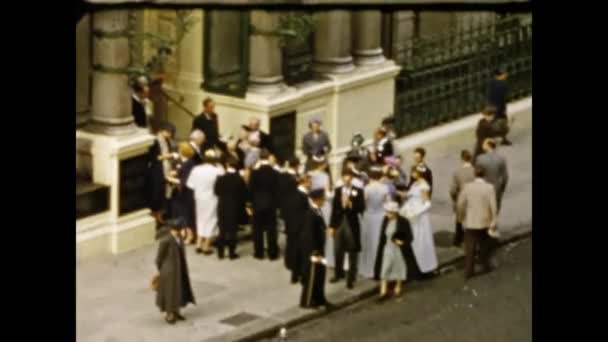 1959年 昭和34年 5月イギリス ナイツブリッジ 50歳のイギリスの街の結婚式の様子 — ストック動画