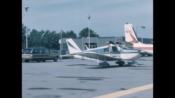 Morgantown Estados Unidos Maio 1967 Piloto Sai Cena Avião Pequeno — Vídeo de Stock