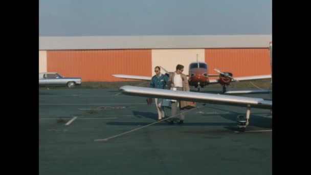 1967年 美国摩根城 60年代 富人乘坐私人飞机购物 提着购物袋离开了飞机 — 图库视频影像