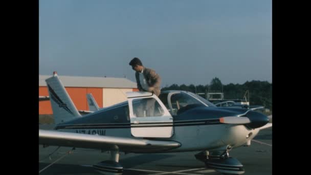 1967年 美国摩根城 飞行员在60年代离开了小型私人飞机 — 图库视频影像
