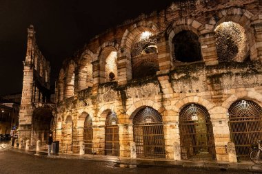 Geceleri Verona 'da arena. Geceleri Verona amfitiyatrosu. Geceleri Verona Arena 'da, iç ışıklar yanıyordu..