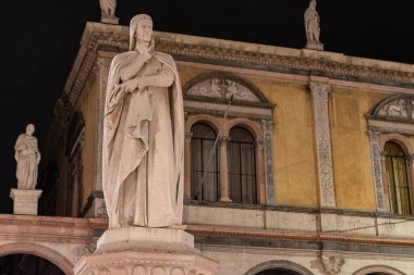 Gece Verona Dante heykeli