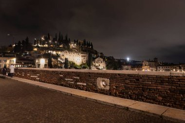 Geceleri Verona Ponte Pietra