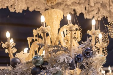 Noel süslemeleri bir dükkanda satılık.