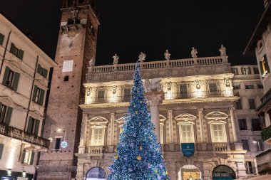 Verona, İtalya 17 Aralık 2022: Verona 'da Piazza delle Erbe, ya da Erbe Meydanı Noel döneminde gece