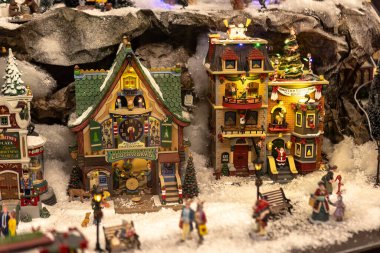 Verona, İtalya 17 Aralık 2022: Noel köyü minyatürü