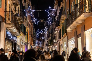 Verona, İtalya 17 Aralık 2022: Geceleri Noel ışıkları olan Verona sokağı