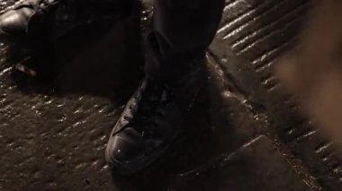 Geceleri ıslak asfaltta ayakkabılar.