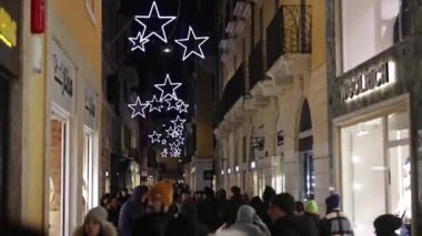 Verona, İtalya 17 Aralık 2022: Geceleri Noel ışıkları olan Verona sokağı