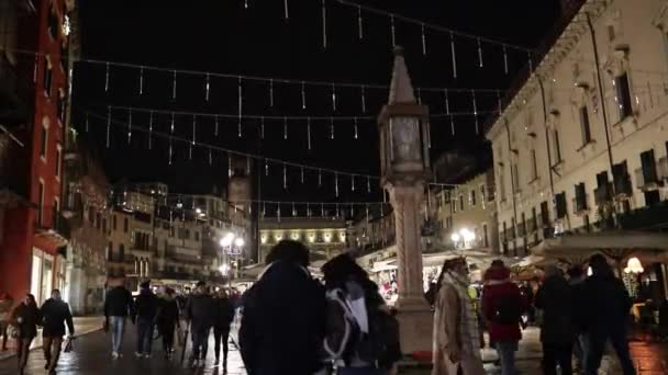 イタリアのヴェローナ17 12月2022 夜に人々でいっぱいのヴェローナ広場 — ストック動画