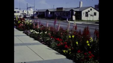 Anchorage, ABD Temmuz 1987: 80 'lerde yol kenarında süslenmiş çiçek yatağı