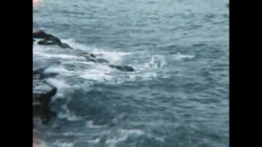 Mykonos, Yunanistan Haziran 1966: 60 'larda dalgalar kayalara çarpıyor