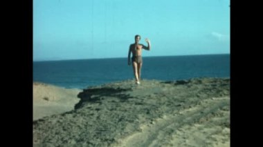 Mykonos, Yunanistan Haziran 1966: 60 'larda doğal Yunan plaj sahnesi