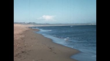 Mykonos, Yunanistan Haziran 1966: 60 'larda doğal Yunan plaj sahnesi