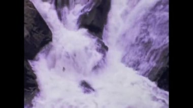 Pitmedden, Birleşik Krallık 1979: 70 'lerde bir şelale sahnesinde su akışı