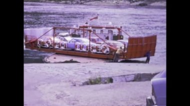 Dufftown, Birleşik Krallık 1979: 70 'lerde arabalar bir salıncak köprüsünden geçti