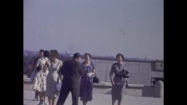 Paris, Fransa Mayıs 1955: Paris şehir turistleri 50 'lerde Eyfel kulesiyle