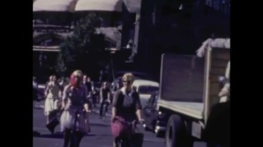 Paris, Fransa Mayıs 1955: 50 'lerde bir grup bisikletçi trafik sahnesinde