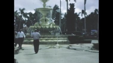 Miami, ABD Haziran 1966: 60 'larda halk parkında yürüyen insanlar