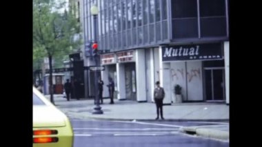 Washington DC, ABD Ağustos 1975: 70 'lerde Amerikan şehir trafik sahnesi