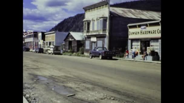 Dawson City Canada July 1987 Dawson City Street View Houses — Vídeo de stock