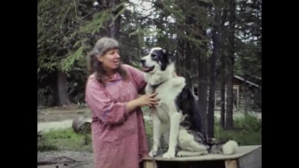 Fairbanks Stany Zjednoczone Lipiec 1987 Kobieta Pieści Scenę Psiego Aski — Wideo stockowe