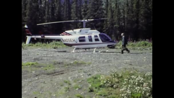 Fairbanks Estados Unidos Julho 1987 Reabastecendo Helicóptero Antes Cena Viagem — Vídeo de Stock
