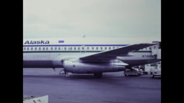 1987年7月 美国托克 游客在80年代下飞机 — 图库视频影像
